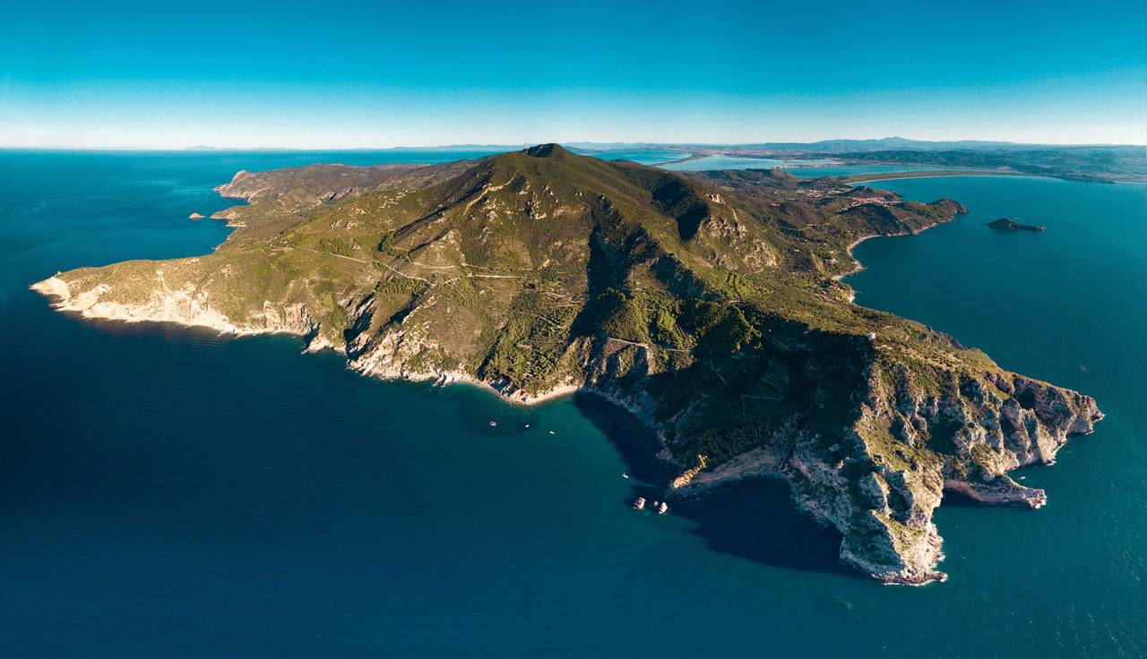Paesaggio della Maremma con macchia mediterranea e mare