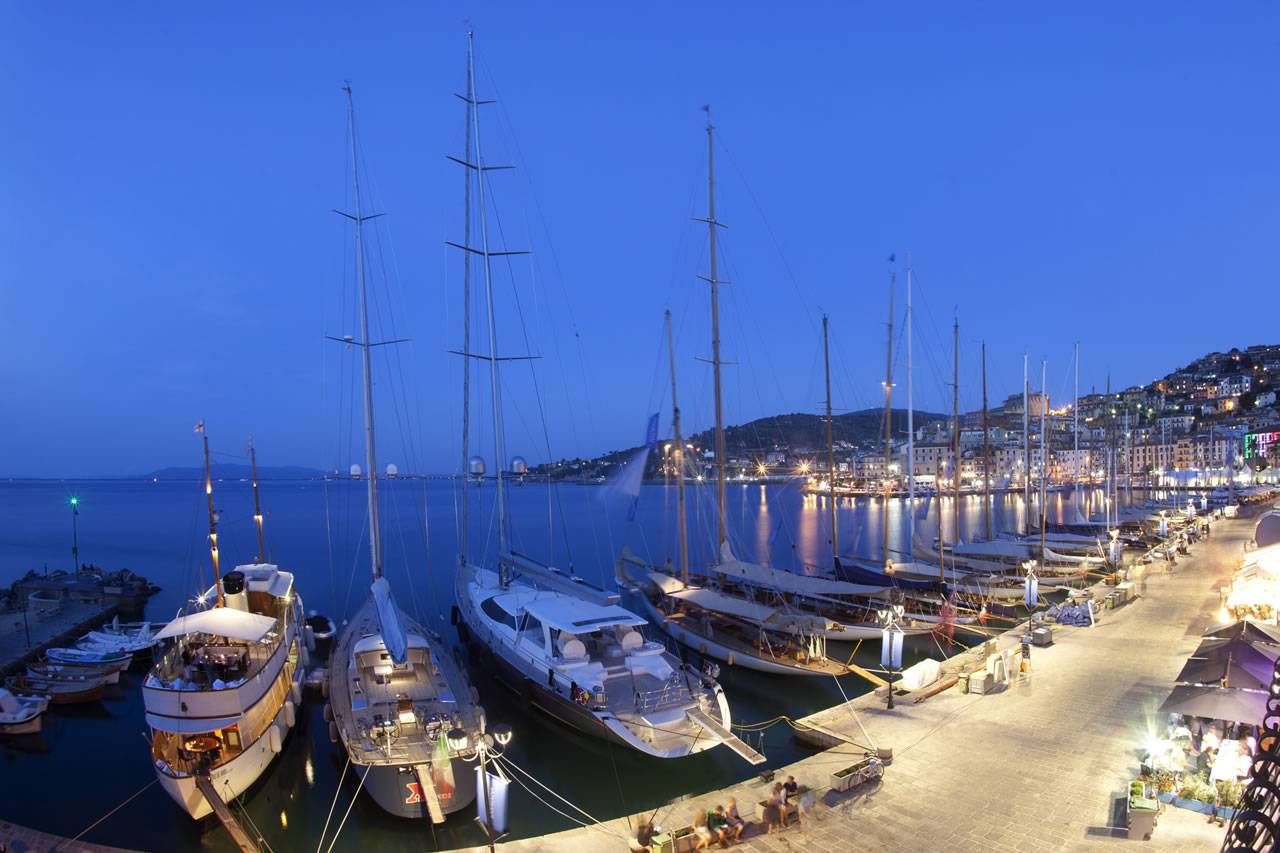 Acque limpide lungo la costa dell'Argentario