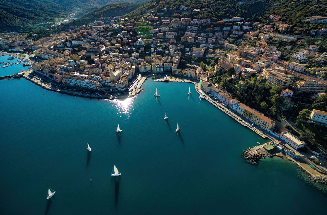Porticciolo di Porto Ercole con barche da pesca