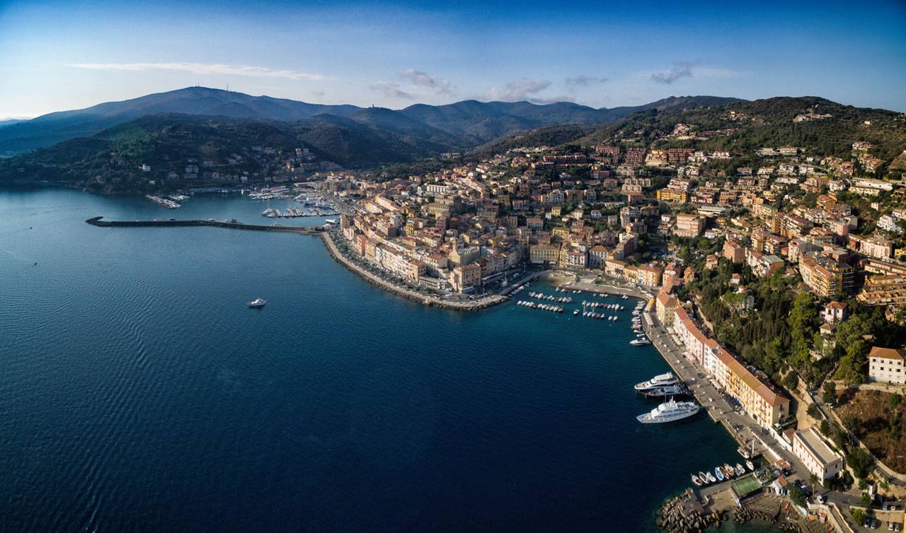 Porto con barche e traghetti a Porto Santo Stefano