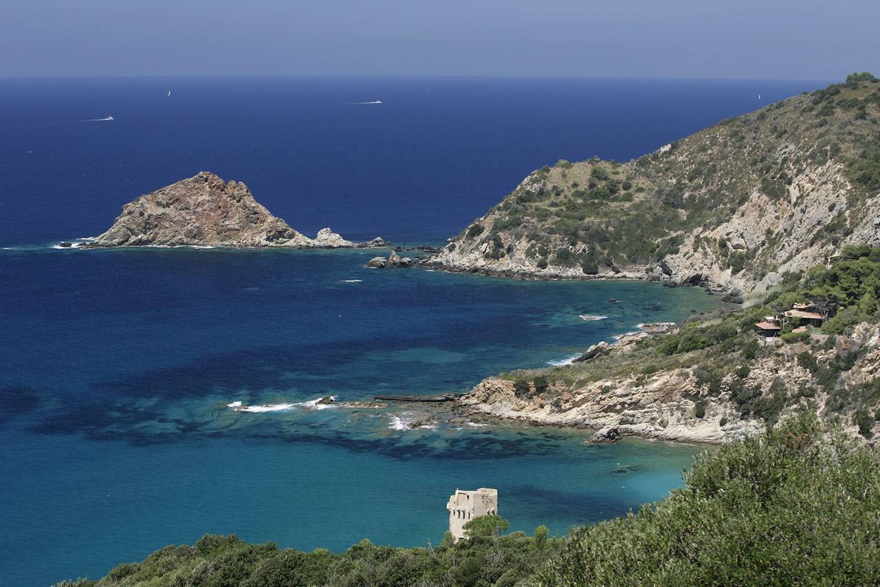 Sentiero nella macchia mediterranea del Parco della Maremma