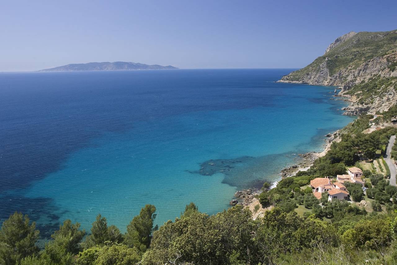 Caletta rocciosa con acque turchesi sull'Argentario