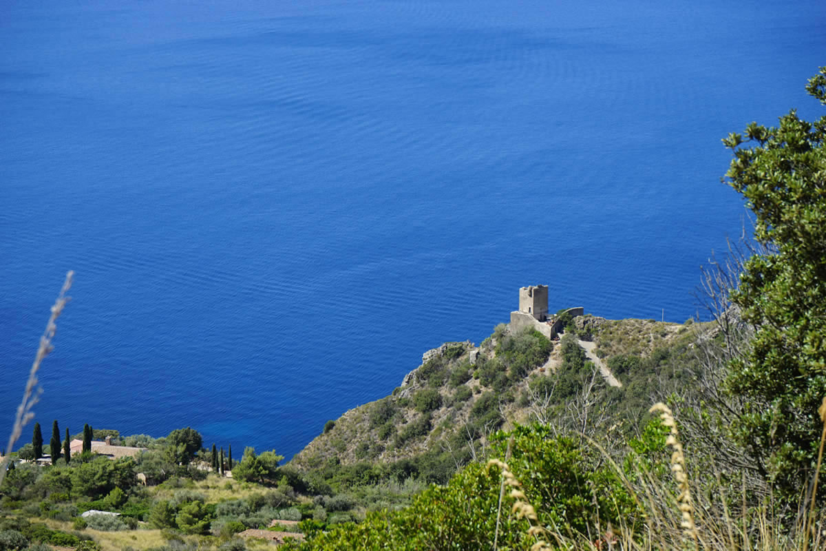 Traghetto in partenza da Porto Santo Stefano verso l'Isola del Giglio