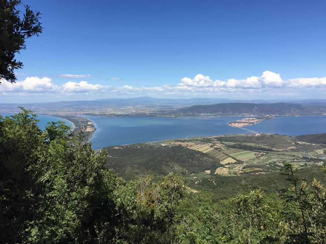 Costa rocciosa dell'Argentario con acque turchesi perfette per lo snorkeling