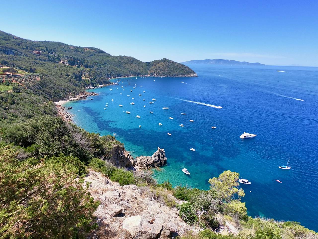 Vista dalla barca sulle calette dell'Argentario