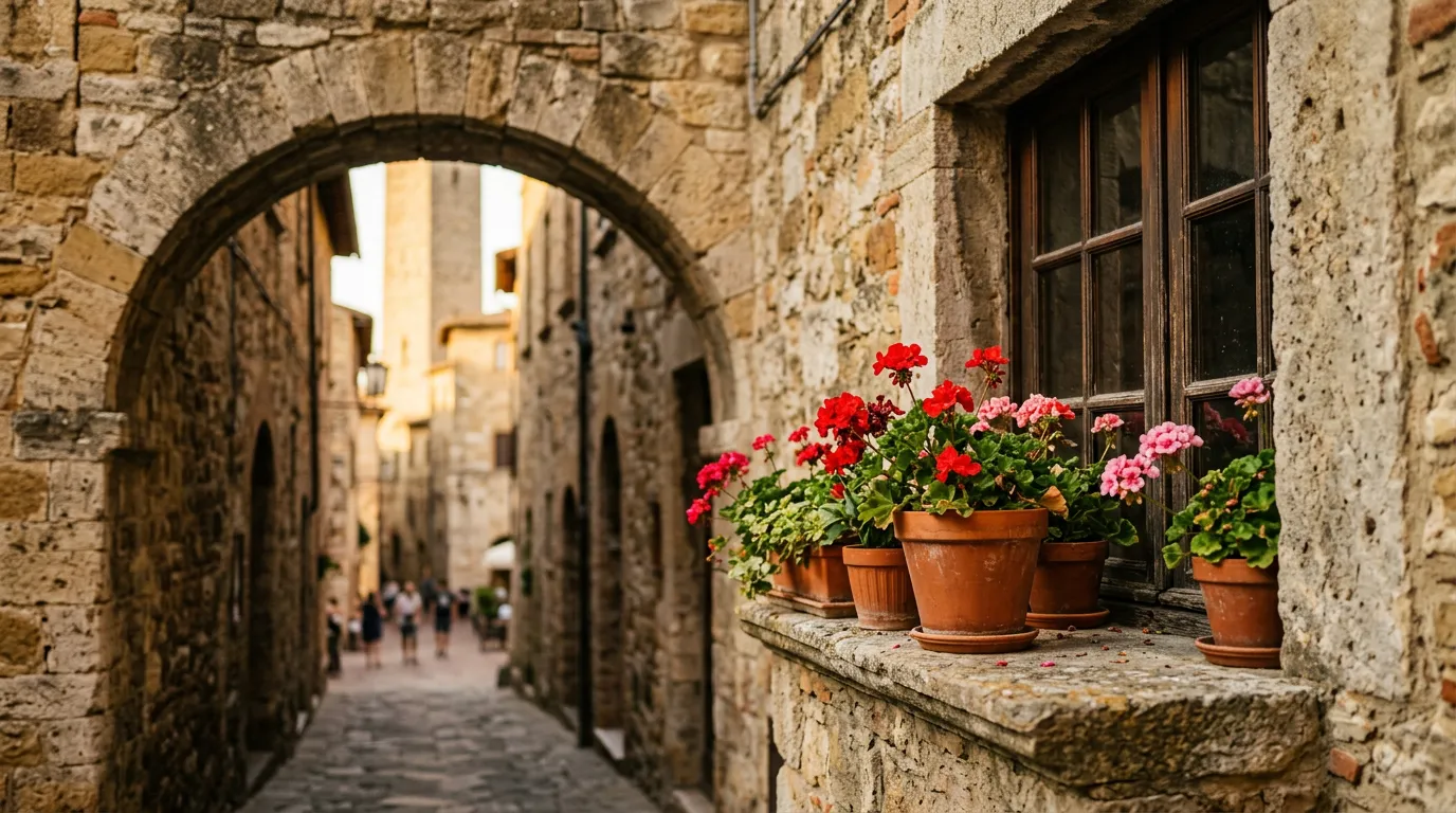 Le torri medievali di San Gimignano viste dalla campagna circostante al tramonto