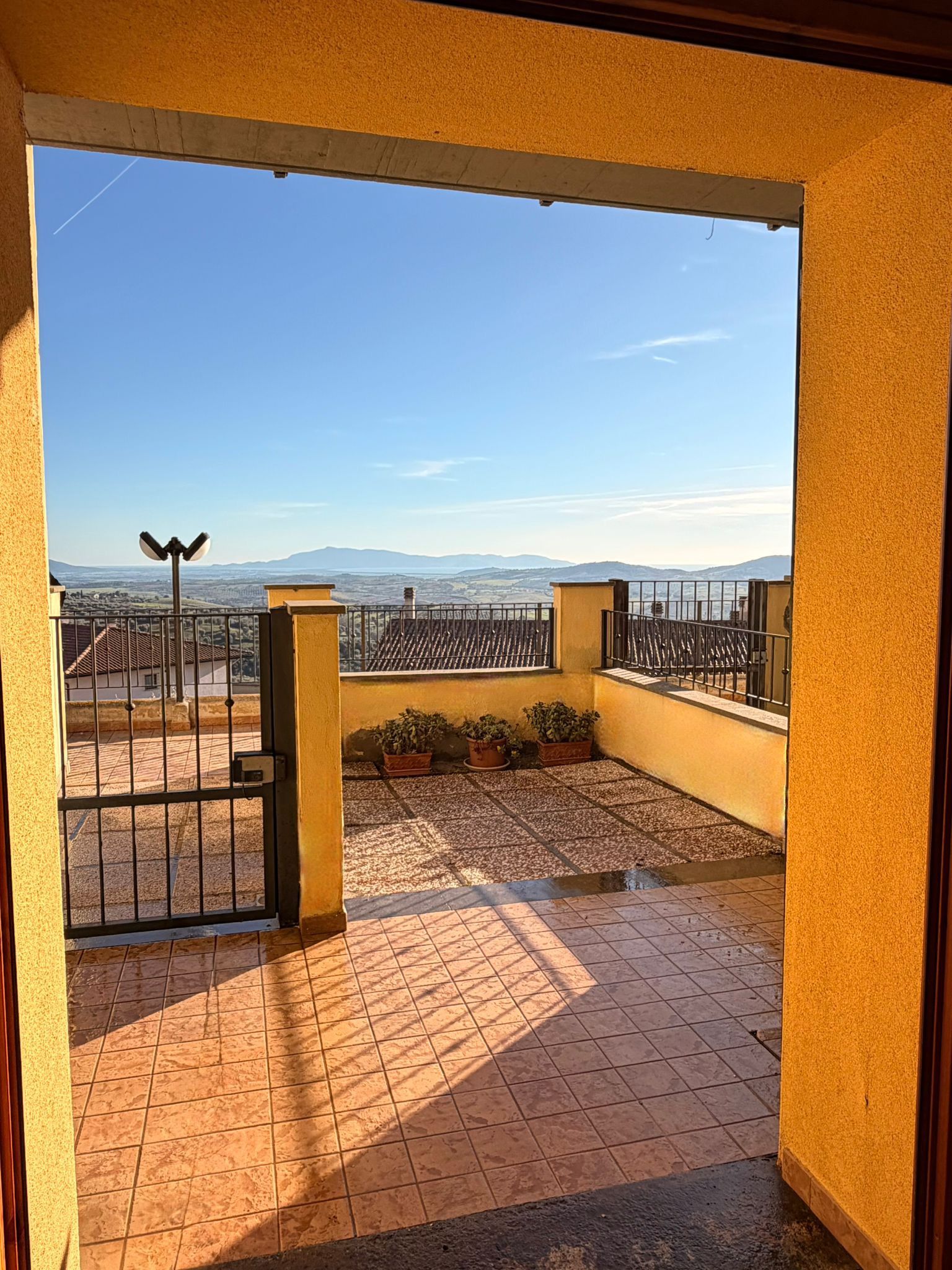 Terrazza esterna con tavolo da pranzo  ·  appartamento vacanze Montiano, Maremma
